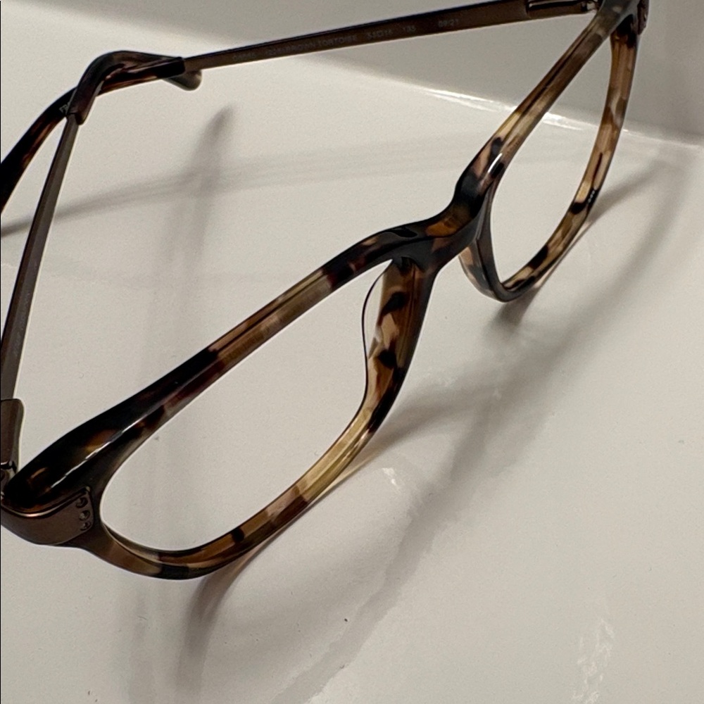 Tortoise shell eyegalsses